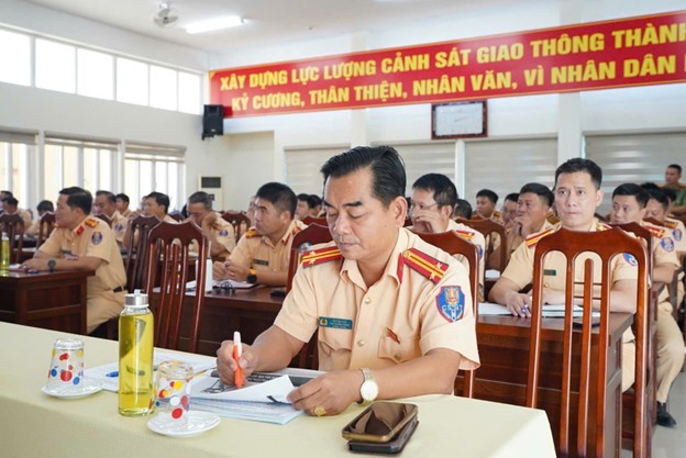Cán bộ, chiến sĩ Phòng CSGT Công an TP. Huế tham gia buổi tập huấn.