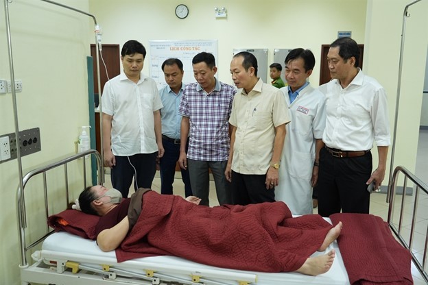 Lãnh đạo thành phố thăm hỏi, động viên công nhân Scavi Huế đang điều trị tại Bệnh viện Trung ương Huế cơ sở 2