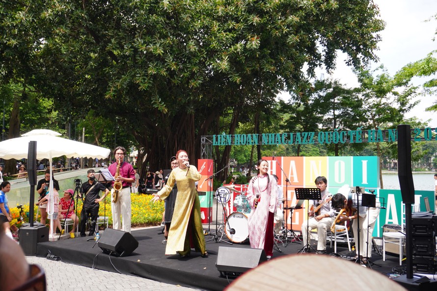 Các nghệ sĩ Jazz biểu diễn trong không gian phố đi bộ Hồ Gươm