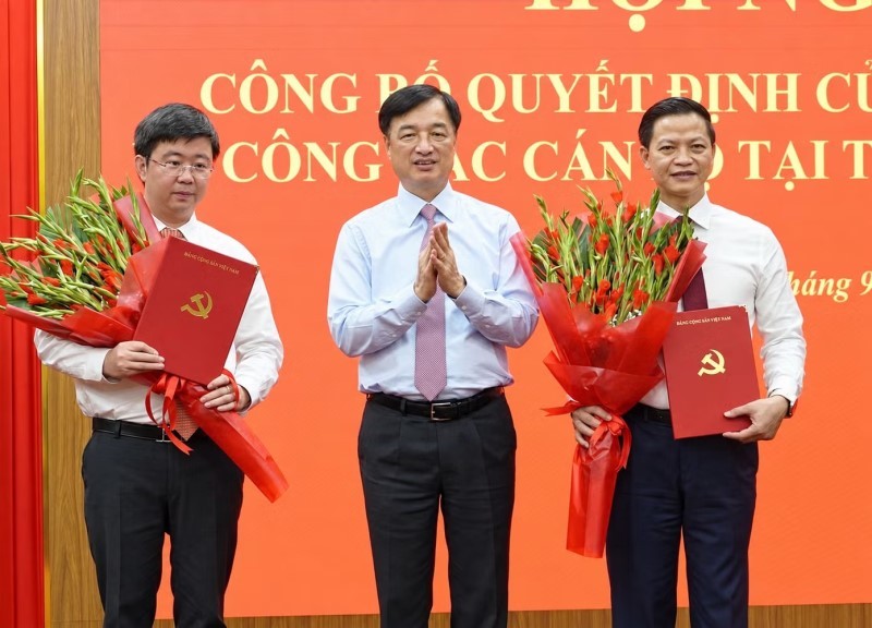 Ông Nguyễn Duy Ngọc, Ủy viên Bộ Chính trị, Bí thư Trung ương Đảng, Trưởng Ban Tổ chức Trung ương trao quyết định cho tân Bí thư Tỉnh ủy và tân Phó Bí thư Tỉnh ủy, Chủ tịch UBND tỉnh Quảng Trị.