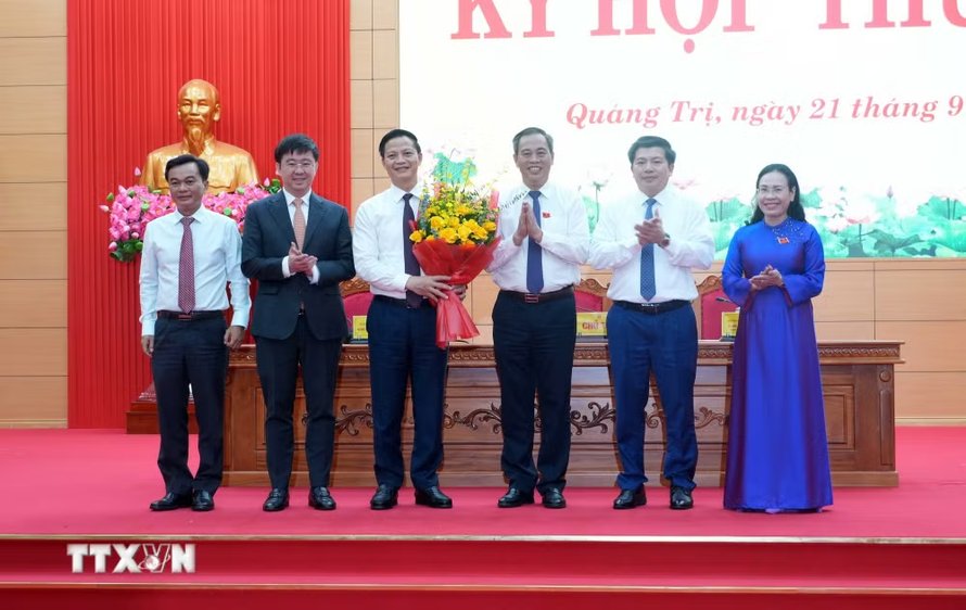Thường trực HĐND tỉnh Quảng Trị tặng hoa chúc mừng Bí thư Tỉnh uỷ Quảng Trị Vương Quốc Tuấn (thứ 3 từ trái sang). (Ảnh: Tá Chuyên/TTXVN)