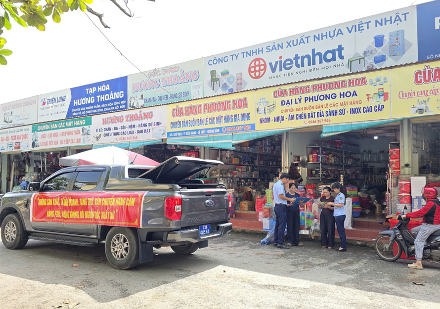 Đội Quản lý thị trường số 2, Chi cục Quản lý thị trường tỉnh Quảng Trị tổ chức tuyên truyền lưu động tại Chợ Tréo, xã Lệ Thủy.