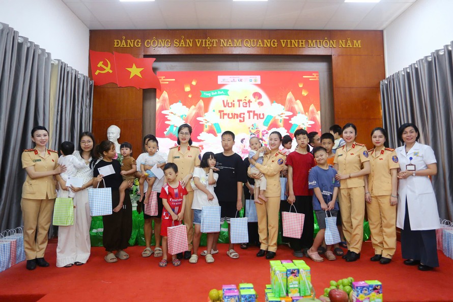 Hơn 50 phần quà đã được Hội Phụ nữ Phòng Cảnh sát Giao thông, Công an Hà Nội trao tận tay các em nhỏ có hoàn cảnh đặc biệt.