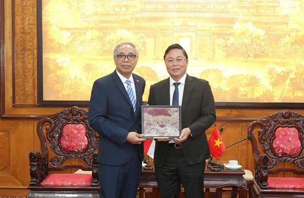 Chủ tịch UBND thành phố Huế Lê Trí Thanh trao quà lưu niệm cho Ông Adam Mulawarman Tugio, Đại sứ đặc mệnh toàn quyền Indonesia tại Việt Nam.