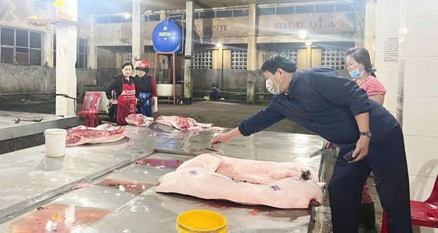 Lực lượng chức năng đóng dấu kiểm soát hoạt động giết mổ động vật trên địa bàn tỉnh Quảng Trị.