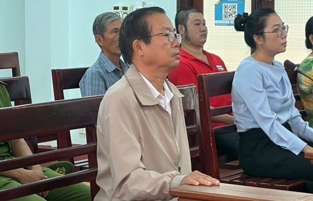 Bị cáo Hồ Khánh Phước, SN 1963, trú tại Tp. Huế (người mặc áo khoác) tại phiên toà xét xử.