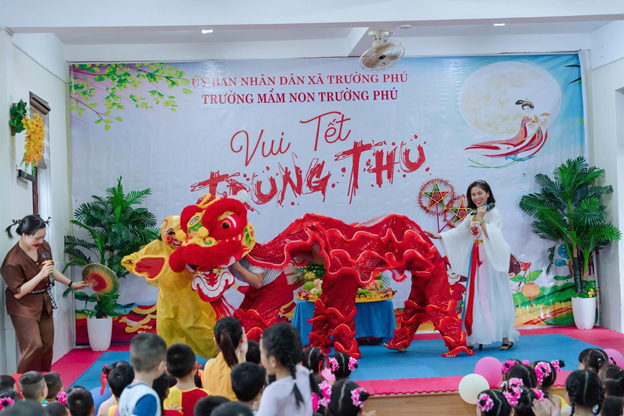 Tiết mục múa lân của các cô giáo tại điểm trường chính. (Ảnh: Trường MN Trường Phú)