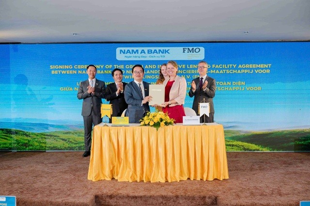 Đại diện Lãnh đạo Nam A Bank và FMO ký kết thỏa thuận.