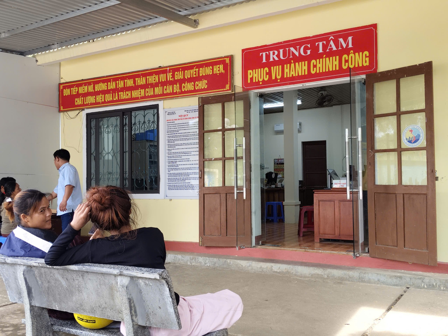 Người dân đến giải quyết thủ tục hành chính tại Trung tâm Phục vụ hành chính công xã Cồn Tiên. (Ảnh: Hoàng Anh)