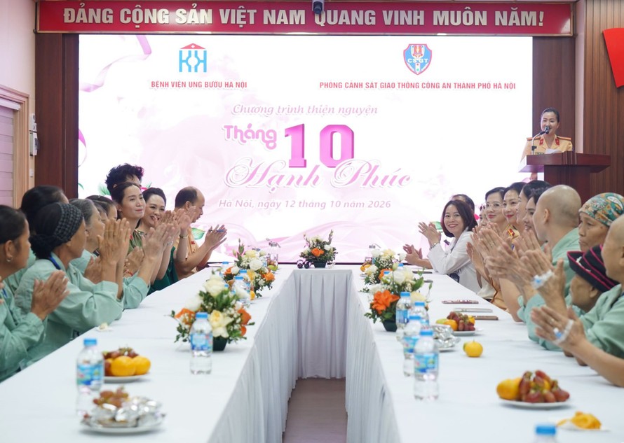 Tháng 10 với nhiều hoạt động ý nghĩa vì cộng đồng của nữ chiến sĩ Công an Thủ đô.