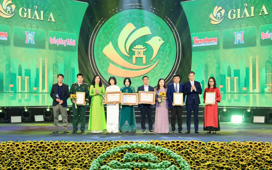 Trao Giải Báo chí về phát triển văn hóa và xây dựng người Hà Nội thanh lịch, văn minh lần thứ IX