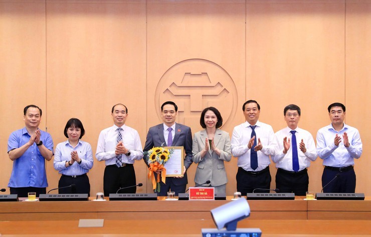 Lãnh đạo thành phố, các sở ngành và Ban Giám đốc Sở Y tế Hà Nội chúc mừng Phó Giám đốc Sở Y tế.