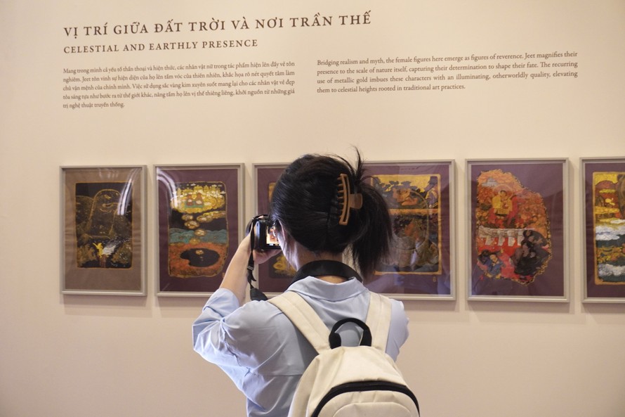 Du khách thưởng lãm tại không gian nghệ thuật