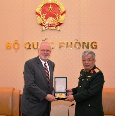 Thượng tướng Nguyễn Chí Vịnh trao quà lưu niệm cho ông David Shear.