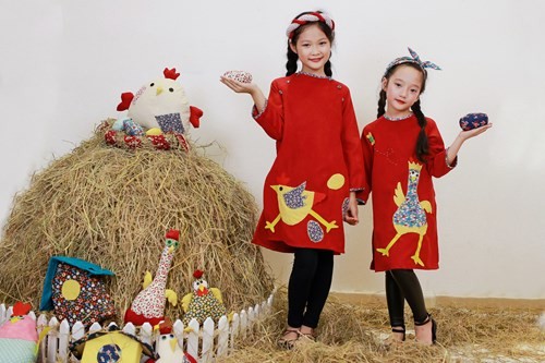 Khác với những mẫu áo dài truyền thống thường khiến các bé có phần "già dặn" hơn thì những mẫu áo dài cách tân trong BST Ò Ó O lại mang lại vẻ nhí nhảnh, năng động và đáng yêu vô cùng cho các bé.