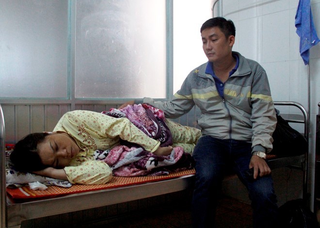 Chị Truyền điều trị tại bệnh viện sau khi xảy ra sự việc.