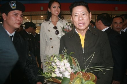 Ông Hoàng Kiều và Hoa hậu thế giới Trương Tử Lâm trong lần về xã Cảnh Hóa