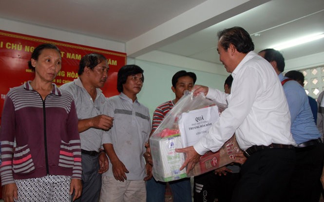 Phó thủ tướng Trương Hòa Bình tặng quà cho bà con bị cháy nhà.