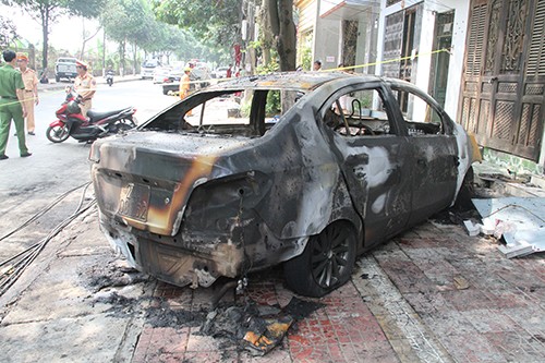  Chiếc xe bị thiêu rụi hoàn toàn. Ảnh: Thanh Tuấn