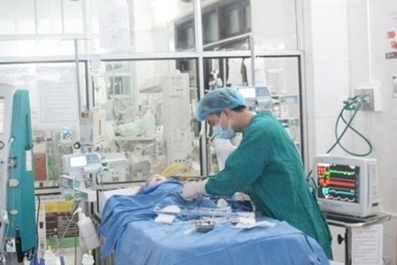 Bác sĩ đang tiến hành lọc máu liên tục cho bệnh nhi. Ảnh minh hoạ