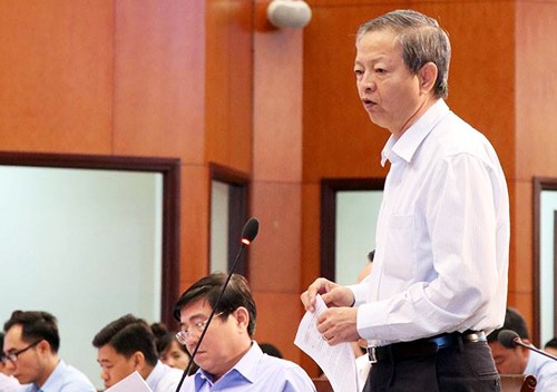 Phó chủ tịch UBND TP HCM Lê Văn Khoa trả lời các đại biểu.