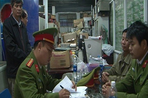 Cơ quan chức năng đang tiến hành khám xét trụ sở HTX Thương mại, dịch vụ Thuận Thành của bà Hương 