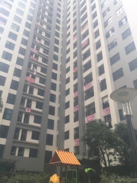 Nhiều hộ dân ở khu chung cư Goldmark City treo băng rôn "tố" chủ đầu tư.