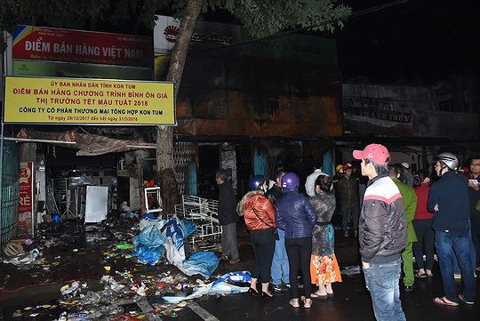 Vụ cháy đã thiêu rụi 3 ngôi nhà liền kề