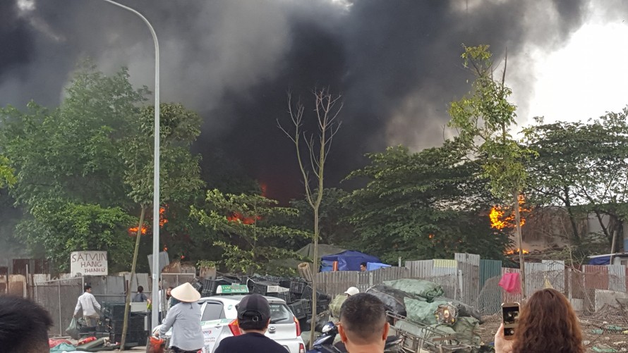 Đám cháy dữ dội ở Triều Khúc