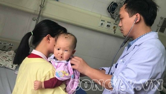 Bác sĩ cấp cứu điều trị nhiễm độc chì cho bệnh nhi