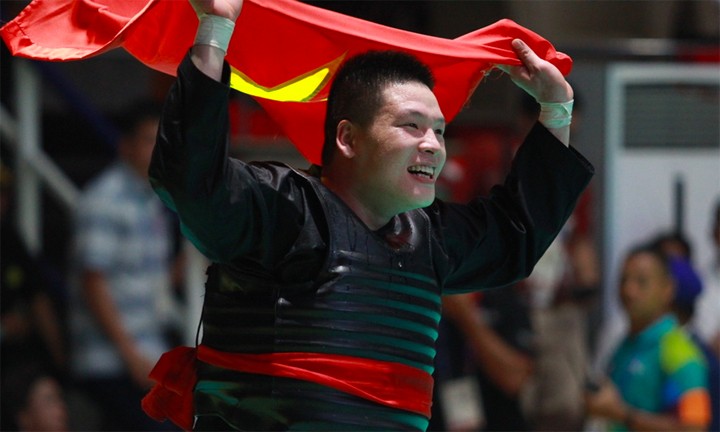Văn Trí hạnh phúc khi mang về chiếc HC vàng đầu tiên cho Pencak Silat Việt Nam tại Asiad 2018. Ảnh: Xuân Bình.
