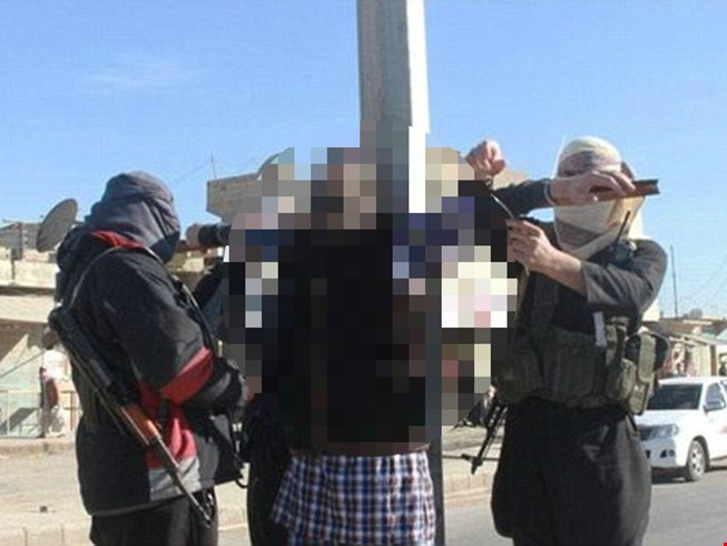 Các nạn nhân bị phiến quân treo lên trên đường phố tại Mosul. 