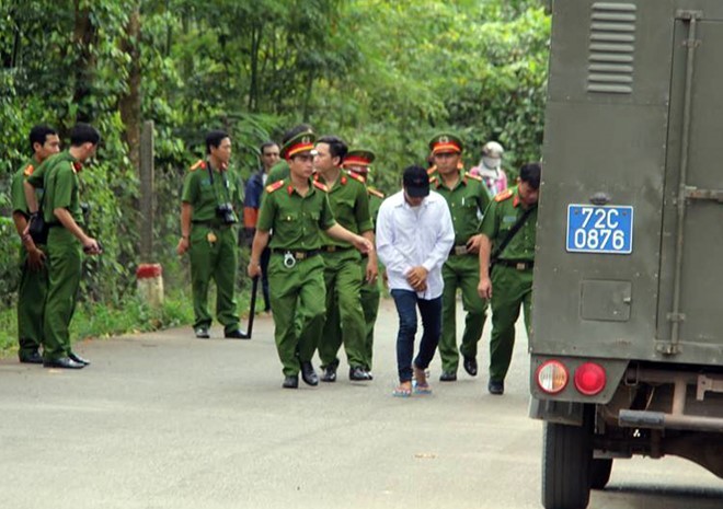 Nghi phạm Châu Minh Nhân được đưa đến hiện trường thực nghiệm điều tra. 