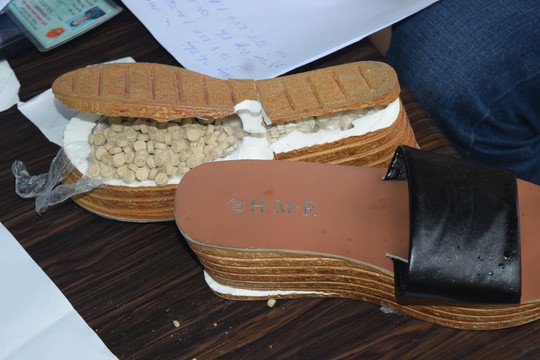 Đôi nam nữ tàng trữ hơn 1.600 viên ma túy trong đôi dép