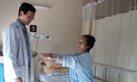 ThS BS Trần Ngọc Tài thăm khám bệnh nhân