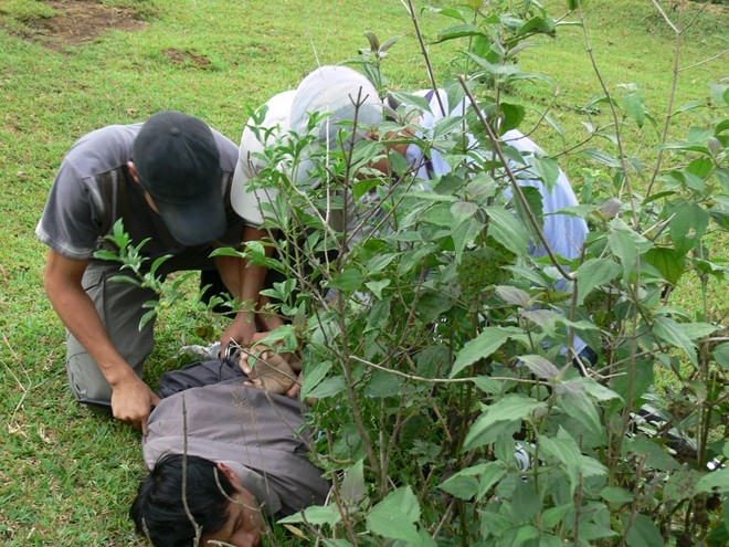 Kẻ mang 4 lệnh truy nã xả súng vào cảnh sát mật phục