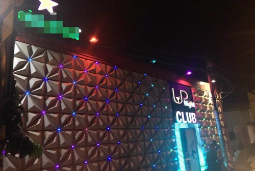 Quán bar bị kiểm tra. 