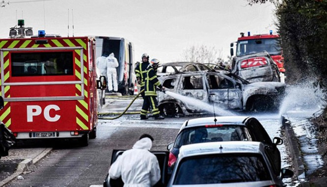 Cảnh sát và lính cứu hỏa tại hiện trường vụ cướp - Ảnh: Getty Images