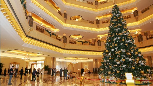 Cây thông được đặt ở tiền sảnh khách sạn Emirates Palace. Ảnh: Guinness World Records. 