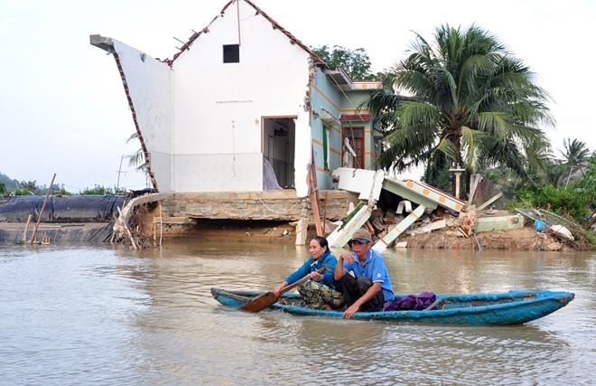Lũ lịch sử giật sập hàng loạt ngôi nhà, gây cô lập dài ngày hàng chục hộ dân ở thôn An Xuyên 3, xã Mỹ Chánh (huyện Phù Mỹ, tỉnh Bình Định).
