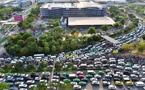 Ôtô xếp hàng dài tại Ga hàng không trong nước, Cảng hàng không quốc tế Tân Sơn Nhất. 