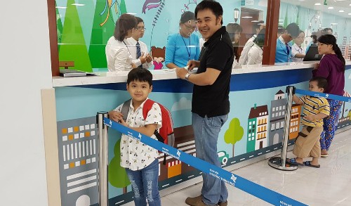 Trẻ bắt đầu được phụ huynh đưa đến khám tại Bệnh viện Nhi đồng Thành phố. 