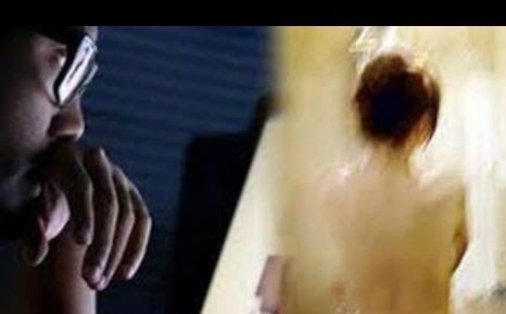 Quay lén cô chủ tiệm cắt tóc đang tắm rồi tống tiền