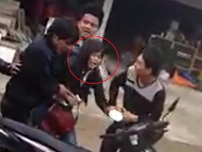 Nhiều thanh niên hợp sức khống chế bắt cô gái về làm vợ ở Nghệ An.