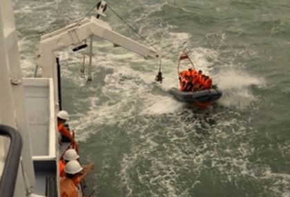 Ca nô chìm giữa biển, 14 người thoát chết nhờ mặc áo phao