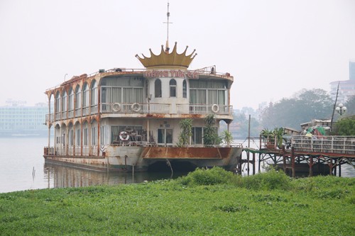 Nhiều công trình du thuyền trên hồ Tây chưa di dời. 