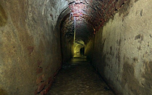 Trên địa bàn TP HCM hiện có nhiều hệ thống cống thoát nước cũ đang bị xuống cấp nghiêm trọng. 