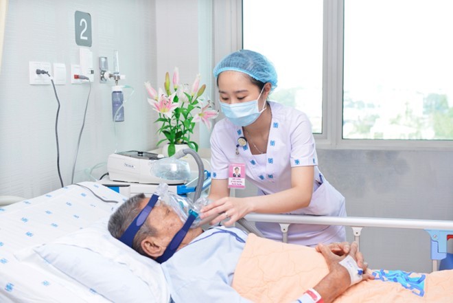 Nhân viên y tế đang đối diện với hàng loạt bệnh nghề nghiệp do tiếp xúc với người bệnh. Ảnh: N.P.