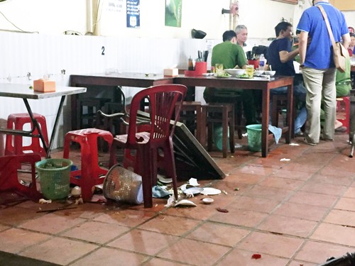 Cảnh sát đang lấy lời khai nhân chứng. 