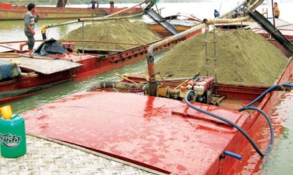 Xà lan của “cát tặc” bị công an tỉnh Hà Tĩnh thu giữ.